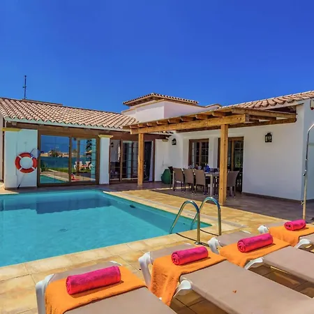 Sherry By ヴィラ *